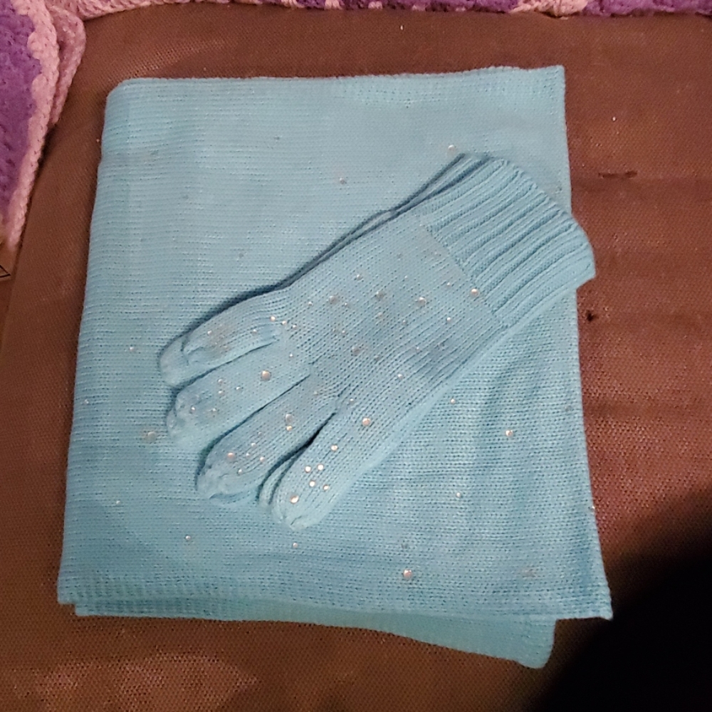 Scarf and glove set